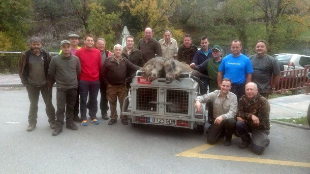 La palomilla piloñesa de Arturo Nicolás, con dos jabalíes, en Rollamiu. :: Asdeca.