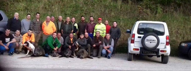 La Cuadrilla de José Galindo, de Cabranes, con cuatro jabalíes de entre 70 y 110 kilos abatidos en Caso. :: M. Toyos