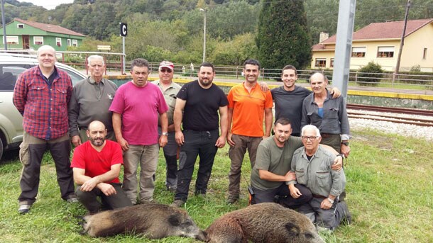 La palomilla piloñesa de Chuso con dos cerdos salvajes cobrados en Rollamiu. :: Asdeca.