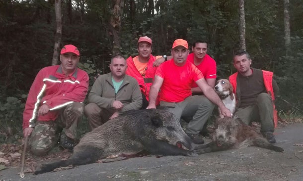Monteros de la cuadrilla canguesa de Collado, con un navajero de 102 kilos. :: L. G. Q.