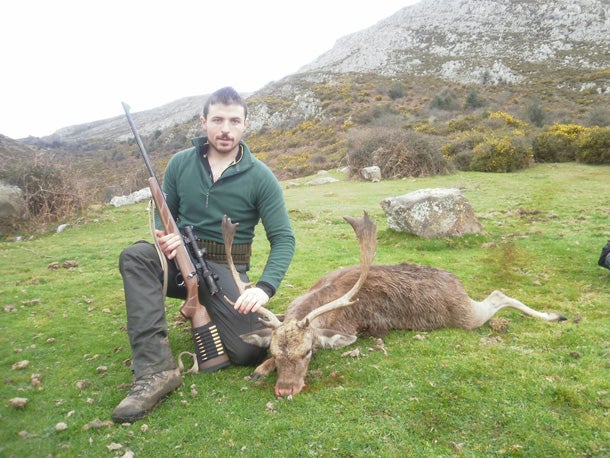 Dani, con el gamo que cazó en el Sueve. :: Román Ruea