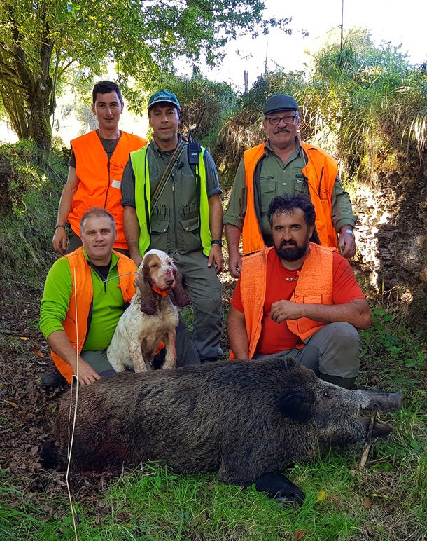 La cuadrilla de Delio, con un jabalí de 128 kilos. :: D. M. Molina