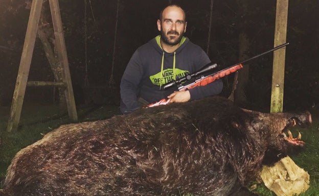 Francisco Sarmiento, con un jabalí de 118 kilos, en Zardón. :: E. C.