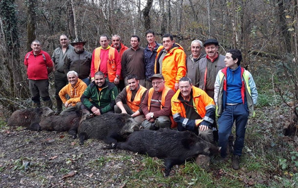 La cuadrilla piloñesa que capitanea Juan Luis Toraño, con cuatro jabalíes de 90, 80, 55 y 50 kilos abatidos el sábado, en Cayón. :: Asdeca.