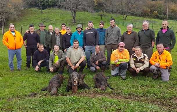 La cuadrilla Cuatro Amigos de Villaviciosa, con tres jabalíes abatidos en los montes de Poreñu. :: M. toyos