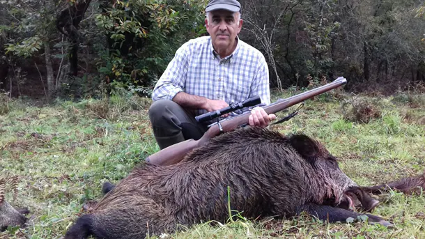 José Manuel Llerandi Coro, con un cerdo salvaje de 80 kilos. :: E. C.