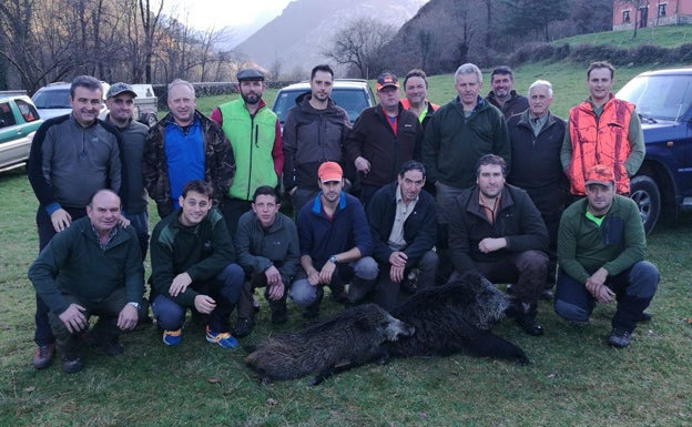 El grupo piloñés de Arturo Nicolás, con dos macarenos en Sellón. :: asdeca.