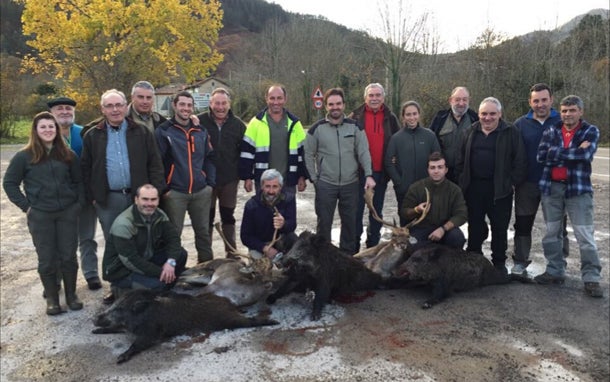 La palomilla parraguesa que capitanea Olegario Fernández de la Parte, con tres jabalíes y dos gamos, abatidos en el lote de La Toya. :: E. C.