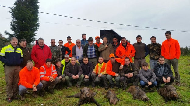 Cuadrilla de José Galindo, de Cabranes, con un cupo de cuatro jabalíes abatidos en los montes de Collia. :: Miguel Toyos