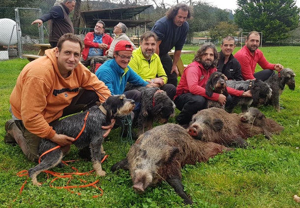 Monteros de la palomilla llanisca que gestiona Manolín García Granda. :: V. B. A.