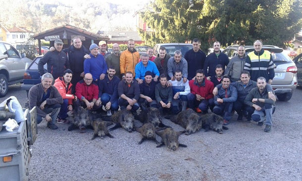 Cuadrilla del Valle del Río Negro (Aller), con los ocho ejemplares cazados en el Sueve-Cofiño. :: Román Ruea