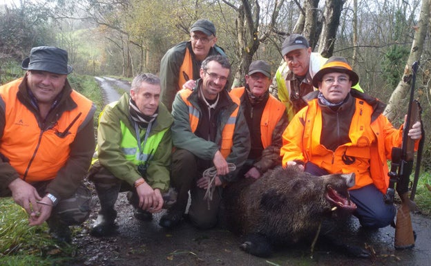 Cazadores riosellanos, con un navajero de 95 kilos, en Moru. :: E. C.