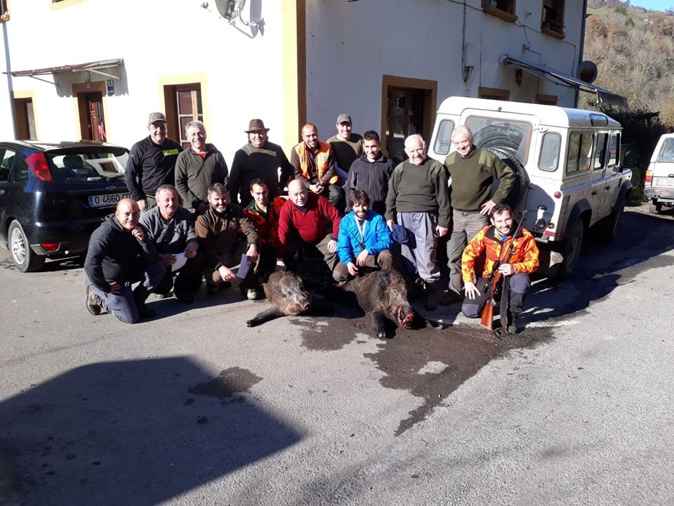 La palomilla piloñesa de Armando, con dos suidos abatidos en el lote de La Carbazosa.