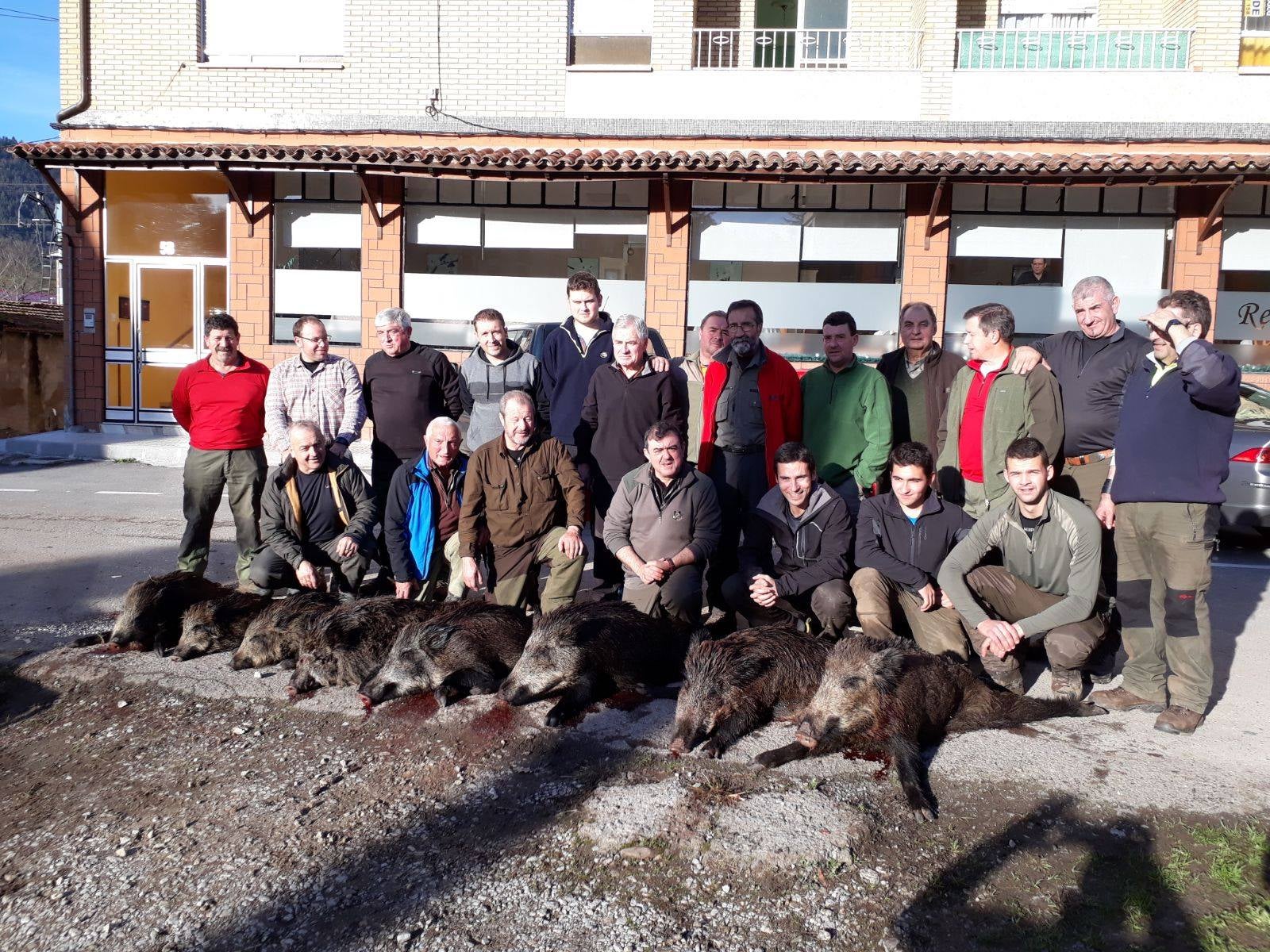 El grupo piloñés capitaneado por Adolfo Faza volvió de Cofiño, en el Sueve, con ocho jabalíes. 