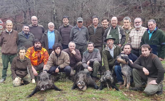 En el lote cangués de La Cuesta, la cuadrilla que gestiona Ángel Cofiño abatió tres cerdos salvajes con pesos de 75, 60 y 45 kilos. / E. C.