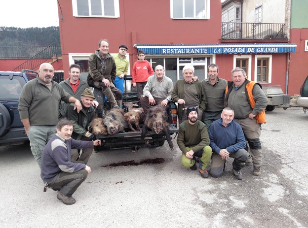 En el lote parragués de Sinariega, la palomilla que capitanea el riosellano Miguel Rosete tumbó cuatro cerdos salvajes y un gamo . :: E. C.