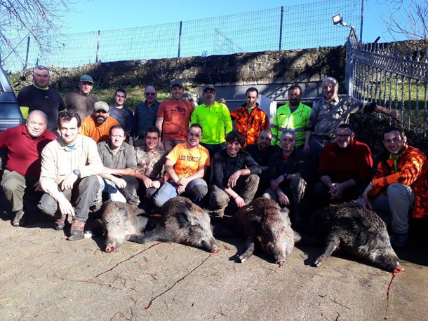 Cazadores piloñeses que regresaron de Cayón con cuatro verracos de 75, 70 y dos de 60 kilos. :: Asdeca