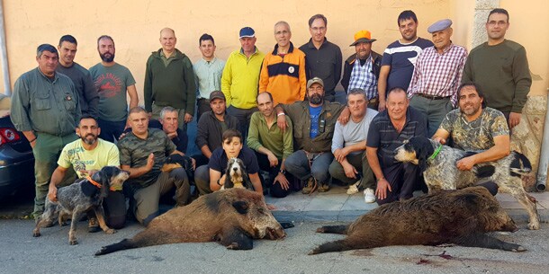 Grupo de asturianos en Buiza, con dos buenos ejemplares. :: D. M. Molina