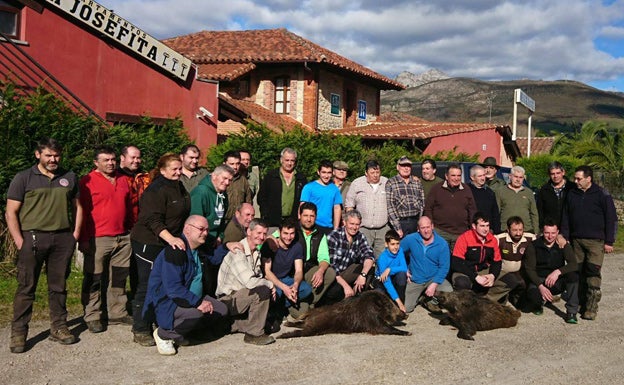 Mario Raigoso Espina pasaportó dos jabalíes, un doblete personal, en el lote de Cereceda para el grupo de cazadores piloñeses gestionado por Tito Busto. :: Asdeca