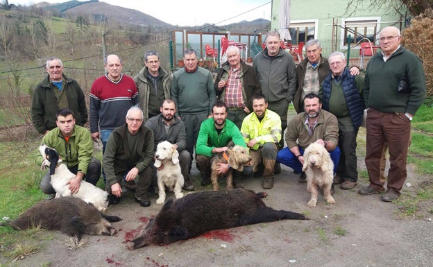 La palomilla piloñesa de Martino regresó de Beroñes con un cupo de dos macarenos de 60 y 35 kilos, abatidos por Berto Albino. :: Asdeca.