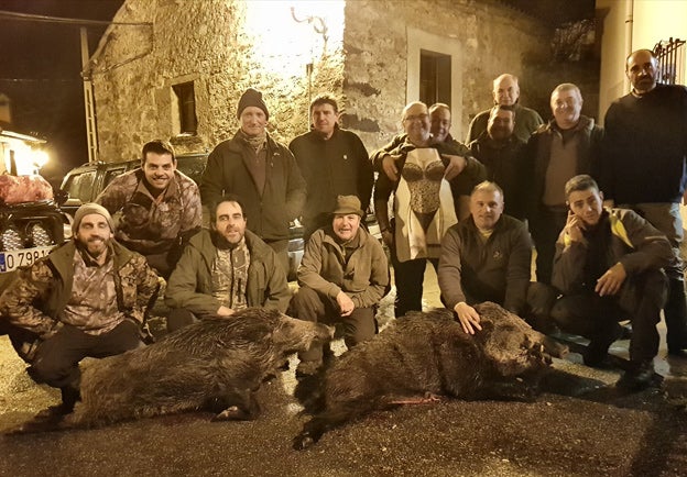 Cuadrilla de Buiza, con dos jabalíes cazados de 80 y 90 kilos. :: d. M. Molina