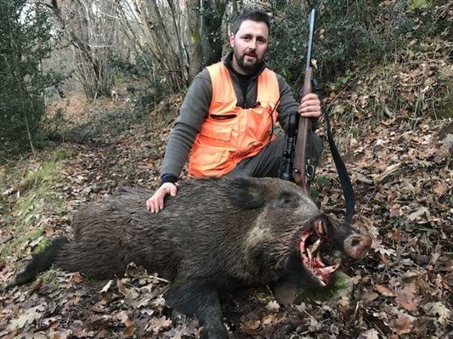 Pelayo, con el jabalí que cazó en Piñeres. :: Román Ruea