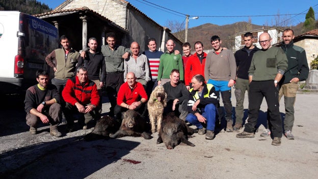 Cuadrilla de Luis Ángel, con jabalíes cazados en Pelúgano. :: Román Ruea