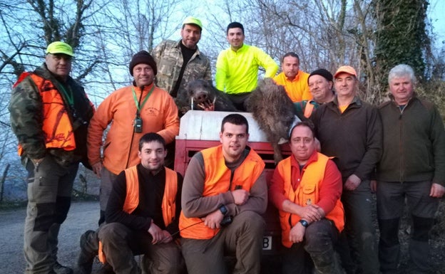 La cuadrilla de Carlos Menéndez, de Cangas de Narcea, con dos suidos de 75 y 50 kilos, en Cetín. :: E, C.