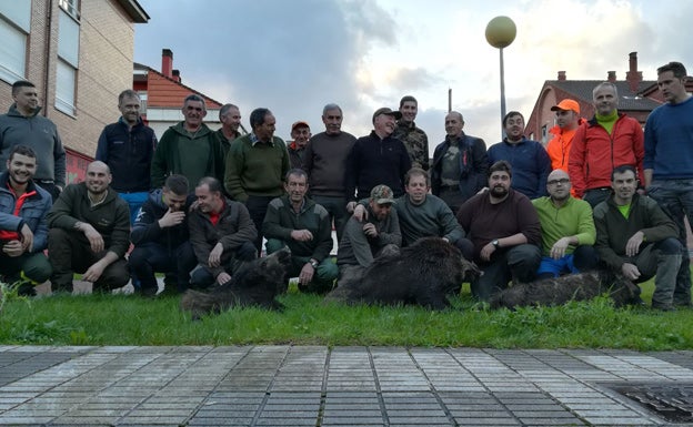 La palomilla lavianesa de José Luis Martín, con tres macarenos de 50, 35 y 30 kilos, en Parres. :: E. C.