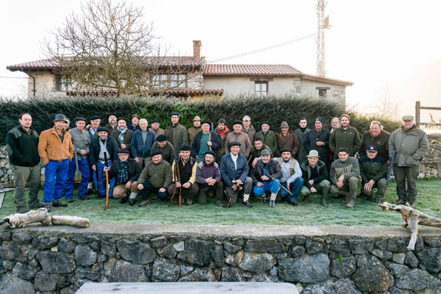 Cazadores y monteros posaron en una foto de familia antes de dar comienzo la batida, en la que Cosme Carril Vega abatió un jabalí de 60 kilos, en Los Molinos. :: fotos Juan Llaca