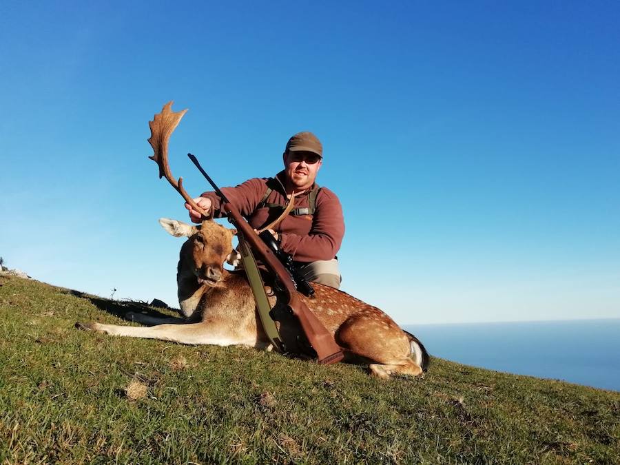 El parragués Ricardo Díaz, con un gamo selectivo, de 140 puntos, abatido en la Reserva del Sueve. :: E. C.