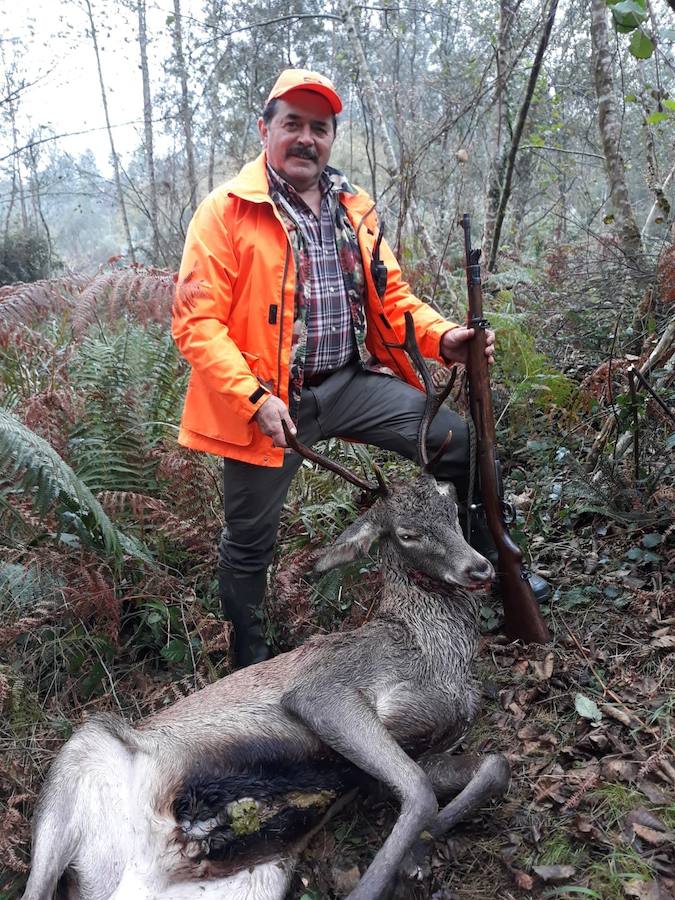 Valentín Tronco Valle, con el venado que cobró en Colunga. :: E. C.