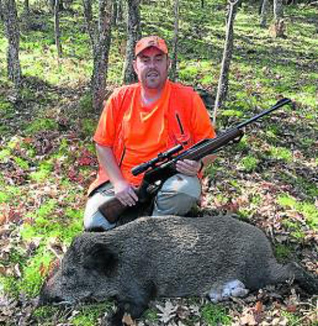 Ricardo Díaz, con una hembra de 50 kilos del lote de Seguencu, del coto de la Parraguesa. :: e. c.