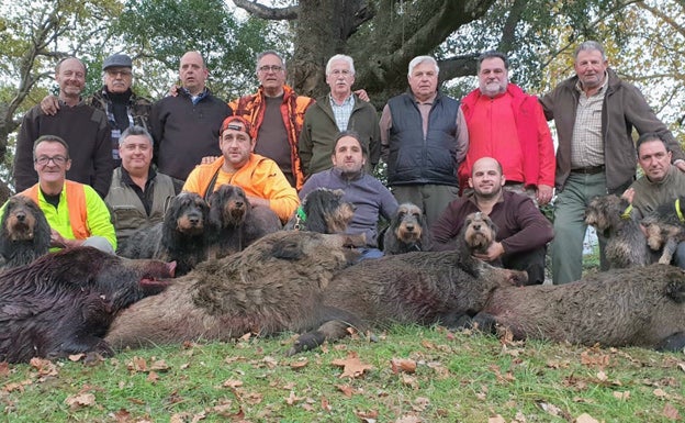 La cuadrilla llanisca que dirige Manolín García, con cuatro excelentes macarenos de 90, 70, 65 y 60 kilos, en el lote de Mañanga. :: V. B. A.