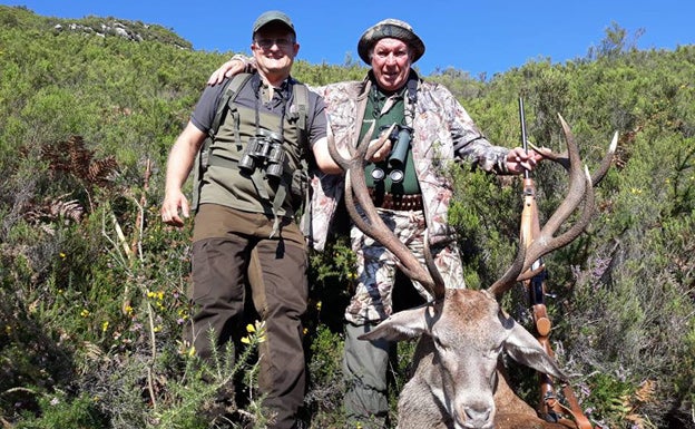 El llanisco Fernando Blanco Concha, con un venado de 172,5 puntos. :: Asdeca