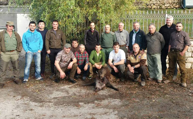 El grupo lavianés que capitanea Daniel Revuelta, con sus capturas en el lote piloñés de Cereceda. :: Asdeca