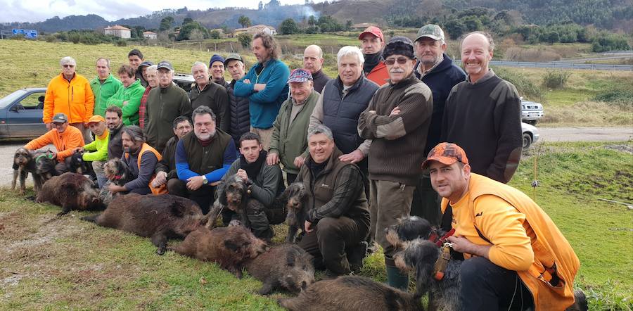 La cuadrilla número 11 de SOCOA finalizó su campaña en el coto de Llanes con 47 jabalíes abatidos. :: V. B. A.