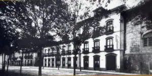 El Hotel La Serrana codo con codo con el palacio de Camposagrado. Una imagen que hoy ya no se puede ver.