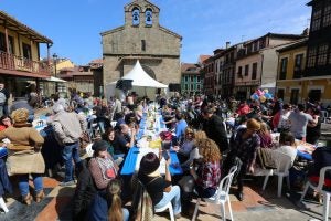 La famosa Comida en la Calle (record Guinnes Mundial) forma parte de las fiestas del Bollo de Avilés.