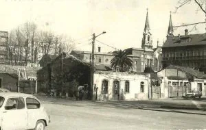 Antiguas casas en calle Cuba. Al fondo el edificio del cine Clarín y la iglesia nueva de Sabugo.