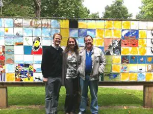 Los historiadores norteamericanos Michael Francis y Annie Francis, junto con Alberto del Río, a la derecha, ante el 'Mural de las ciudadas hermanas'