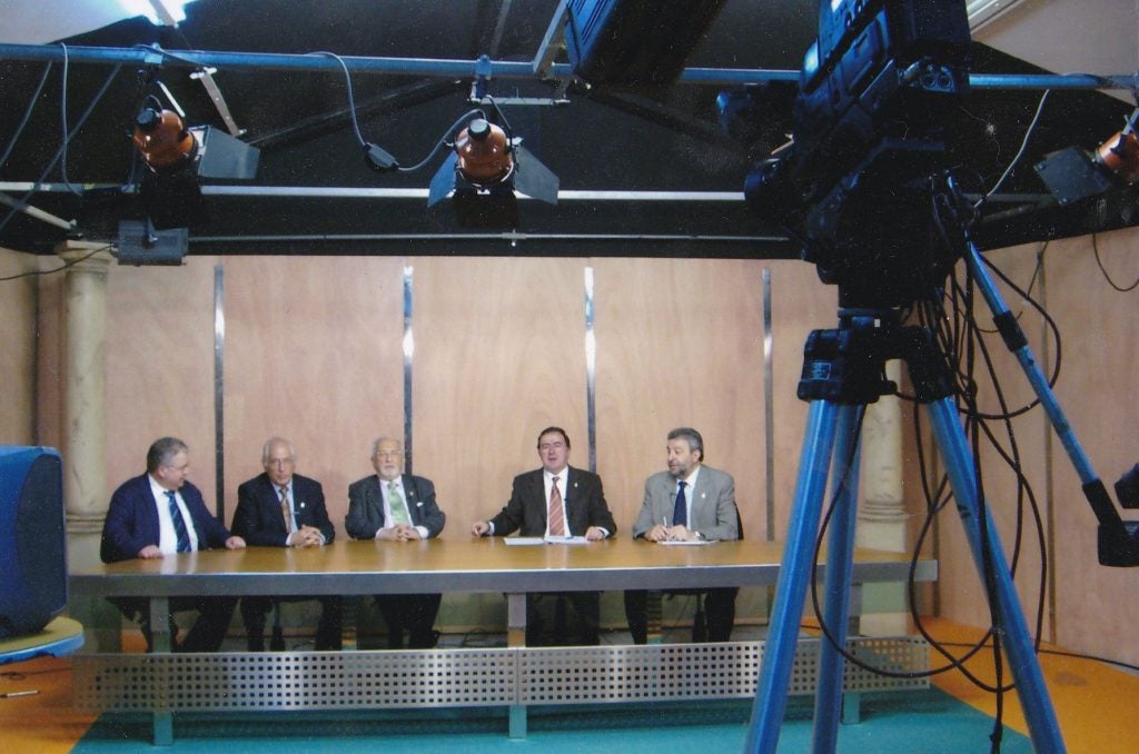 En el programa de TeleAvilés "Asturias en Vivo" intervenían (de izda. a dcha.) Armando Arias, José Manuel Feito, Justo Ureña, Alberto del Río y Ramón Baragaño, presentador y director del conocido programa semanal de opinión que estuvo años en antena.