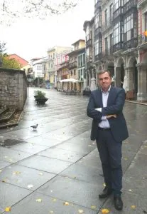 Francisco Vizoso en el casco histórico de Avilés.