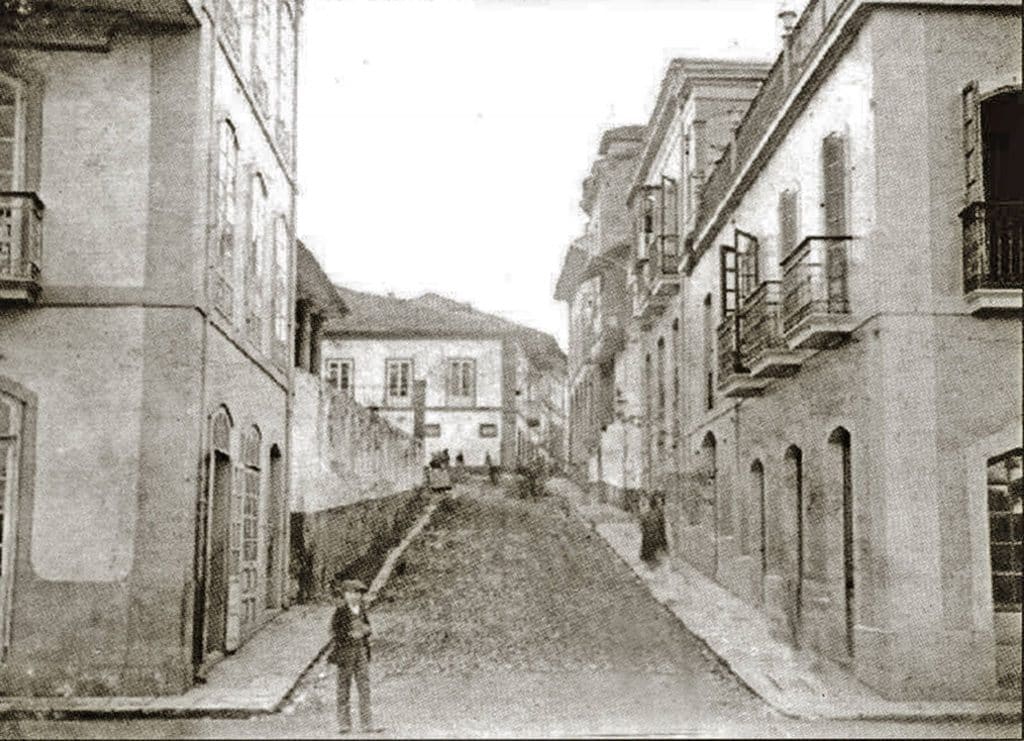 Calle La Ferrería desembocando en la de La Muralla. En la esquina de la derecha parte del edificio del hotel La Serrana. (Foto cedida por Cástor G. Ovies).
