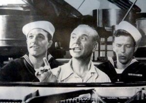 El pianista José Iturbi, entre Gene Kelly y Frank Sinatra.