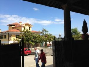 El Ayuntamiento visto desde el atrio de la iglesia de San Julián.