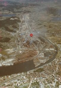 Foto aérea de Ensidesa hacia 1971. Señalado en rojo la zona del accidente, en la margen derecha de la Ría.
