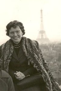 Esther Carreño en París, en uno de los viajes de estudio del Instituto Carreño Miranda. 