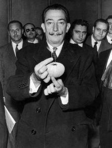 EL ARTE Y LA BIOLOGÍA: Barcelona 12-11-1957.- Salvador Dalí muestra a cámara un erizo de mar, objeto de la conferencia de prensa, organizada en el auditorio de Radio Nacional por la Revista Literaria de los Médicos, en la que explicó la capacidad de estos equinodermos marinos para realizar auténticas obras de arte. EFE/Carlos Pérez de Rozas/yv Fototeca Paloma Jose Julio